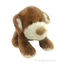 Jouet de chien en peluche brun accroupi